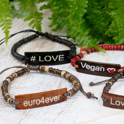 Coconut Wood Slogan Bracelet – Stretch 7.5 CM con abalorios de coco y placa grabada, pulsera artesanal estilo Bali