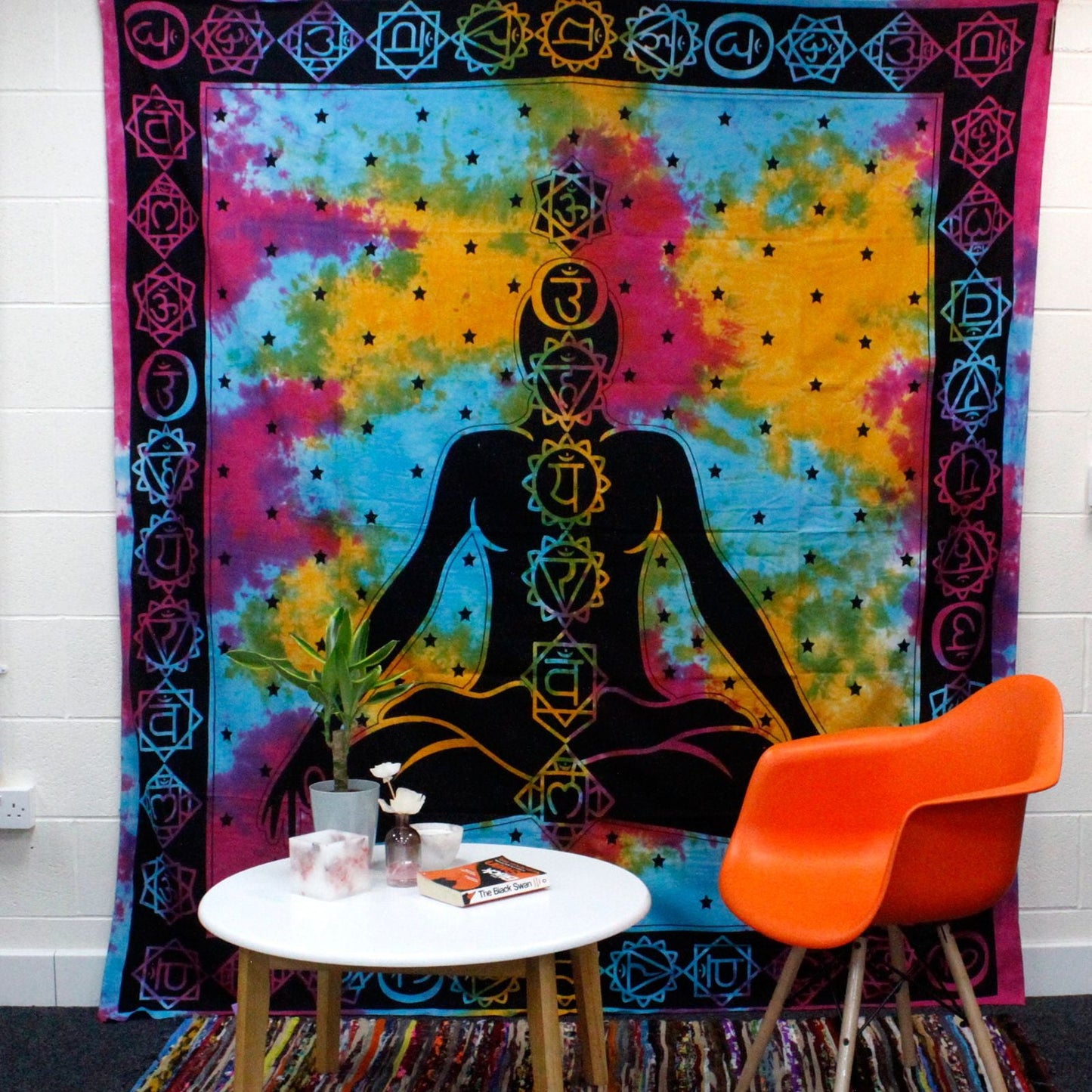 Alt Tag: Colcha de algodón – Chakra Buddha 230x200 CM, tapiz colorido de Chakra Buddha para colgar en la pared del salón con silla y mesa