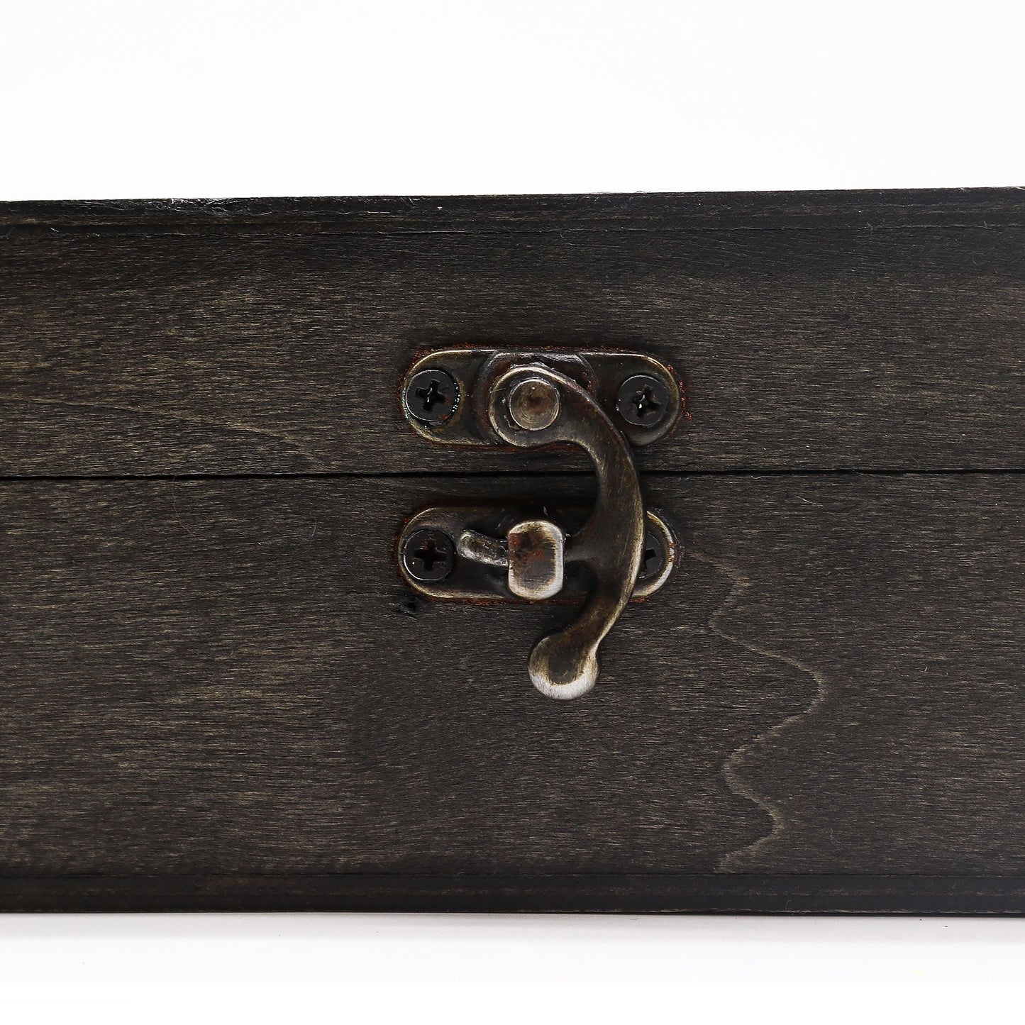 Colonial Charm Vintage Box – Grau, 26x14.5x6.8 CM Nahaufnahme des Metallverschlusses an einer grauen MDF-Aufbewahrungsbox im Vintage-Stil