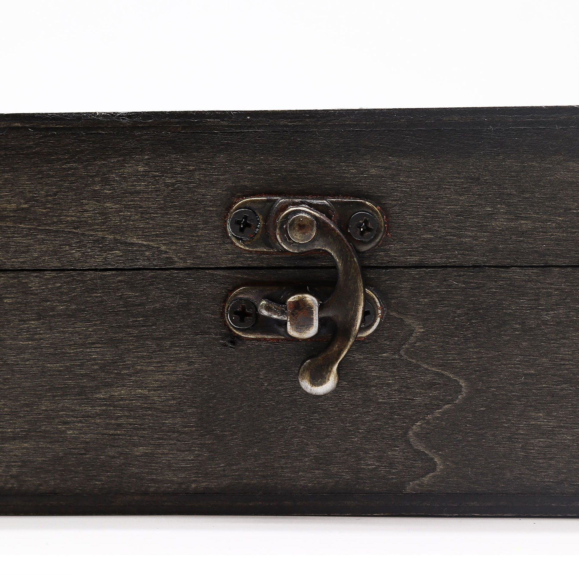 Colonial Charm Vintage Box – Grau, 26x14.5x6.8 CM Nahaufnahme des Metallverschlusses an einer grauen MDF-Aufbewahrungsbox im Vintage-Stil
