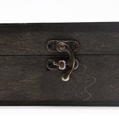 Colonial Charm Vintage Box – Grau, 26x14.5x6.8 CM Nahaufnahme des Metallverschlusses an einer grauen MDF-Aufbewahrungsbox im Vintage-Stil