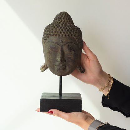 Alt Tag: Estatua de cabeza de Buda de concreto – cabeza de Buda de concreto gris de 33x18 CM sobre soporte con base negra, sostenida en las manos, decoración para el hogar