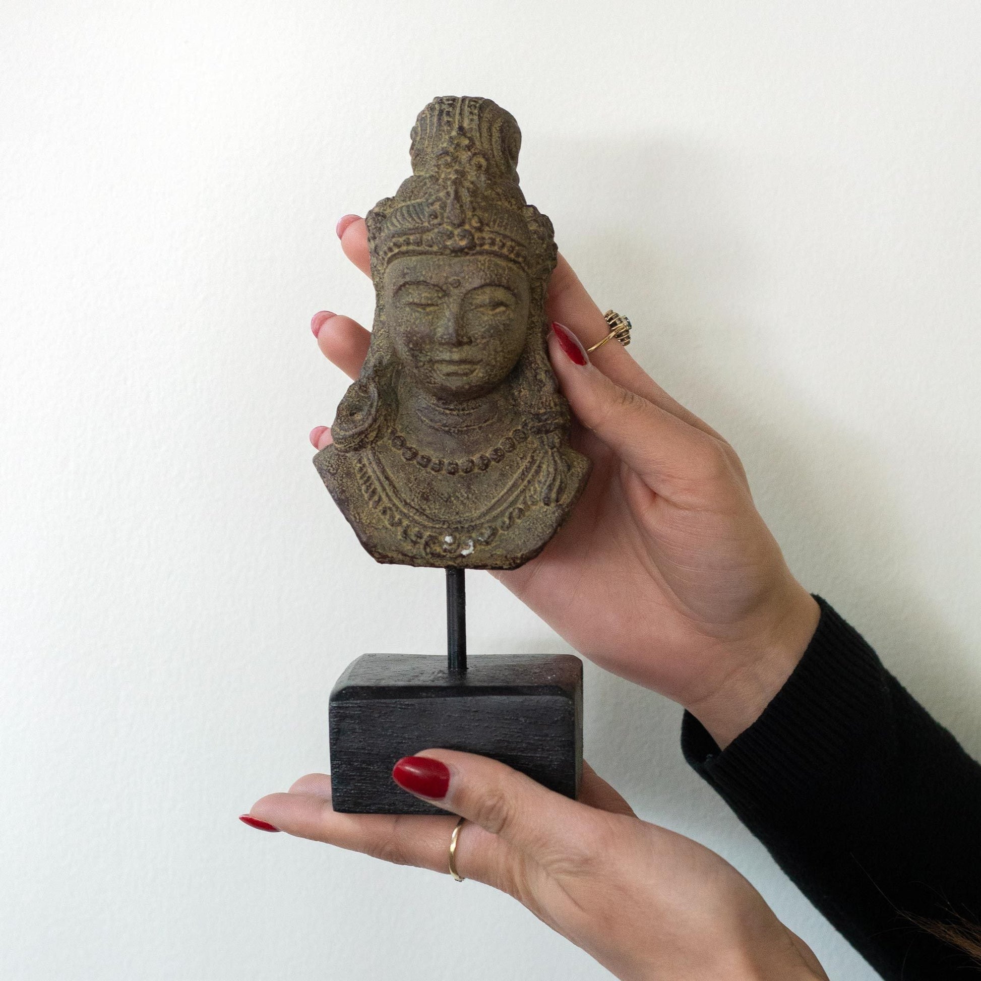 Betonstatue „Java Princess“ – 25x11x11 CM, in den Händen gehalten, Büste aus Beton und Jempinis-Holz auf schwarzem Ständer
