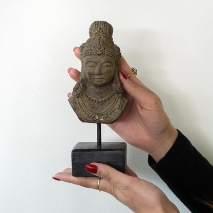 Betonstatue „Java Princess“ – 25x11x11 CM, in den Händen gehalten, Büste aus Beton und Jempinis-Holz auf schwarzem Ständer