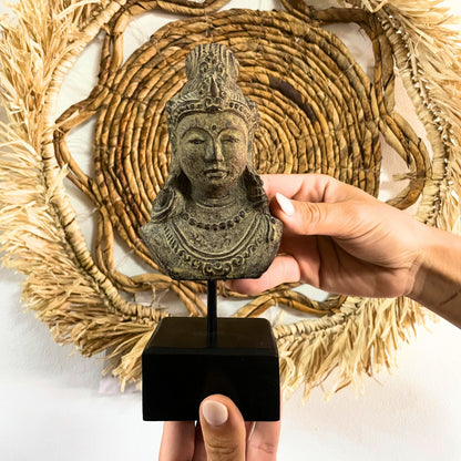 Alt-Tag: Concrete Java Princess Statue – 25x11x11 CM, dekorative Betonskulptur auf schwarzem Sockel, von Händen gehalten