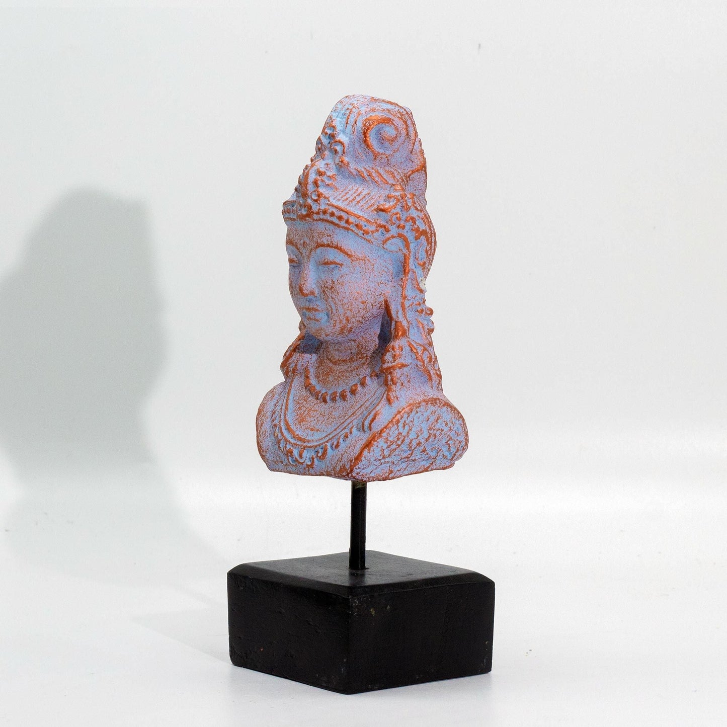 Alt Tag: Estatua de princesa Java de concreto – busto azul cobre sobre base negra, escultura detallada de concreto con acabado azul cobre, 25x11x11 cm