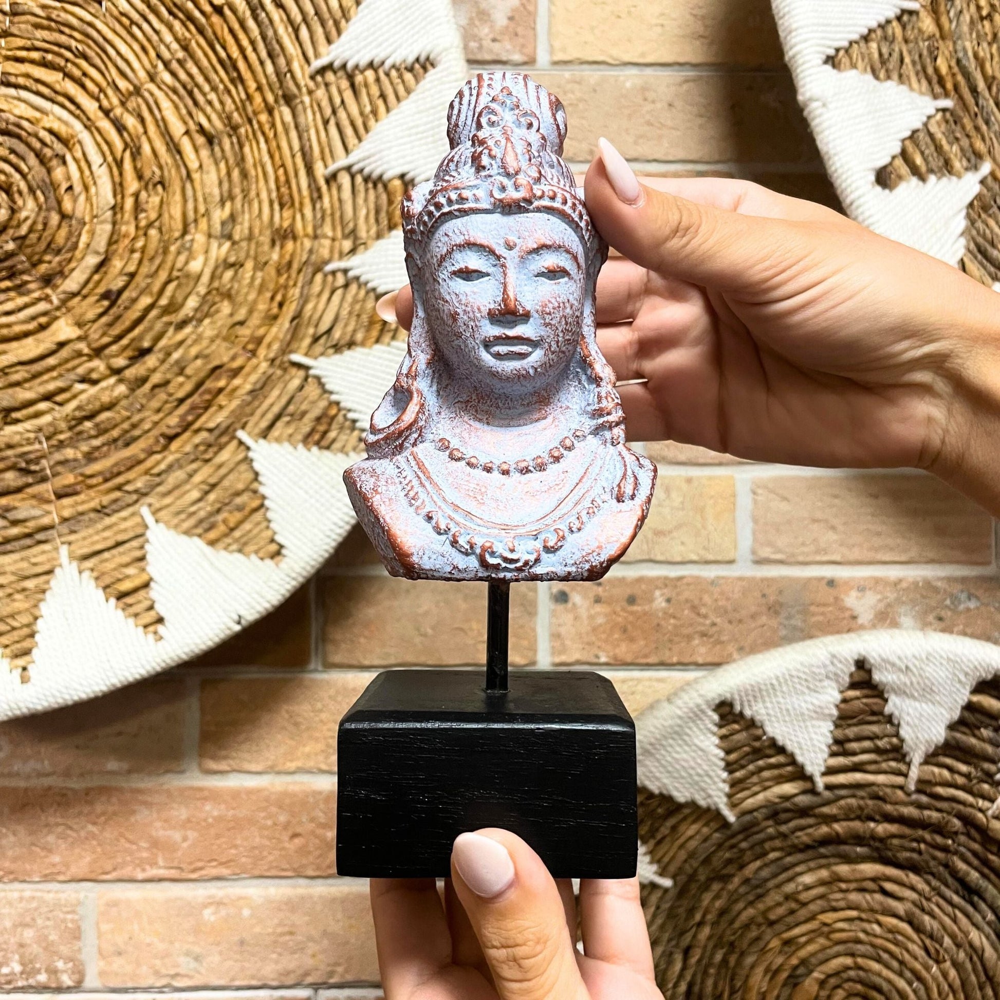Alt Tag: Estatua Princesa Java de hormigón – escultura de busto de hormigón Blue Copper sobre base negra, acabado azul cobre, 25x11x11 cm