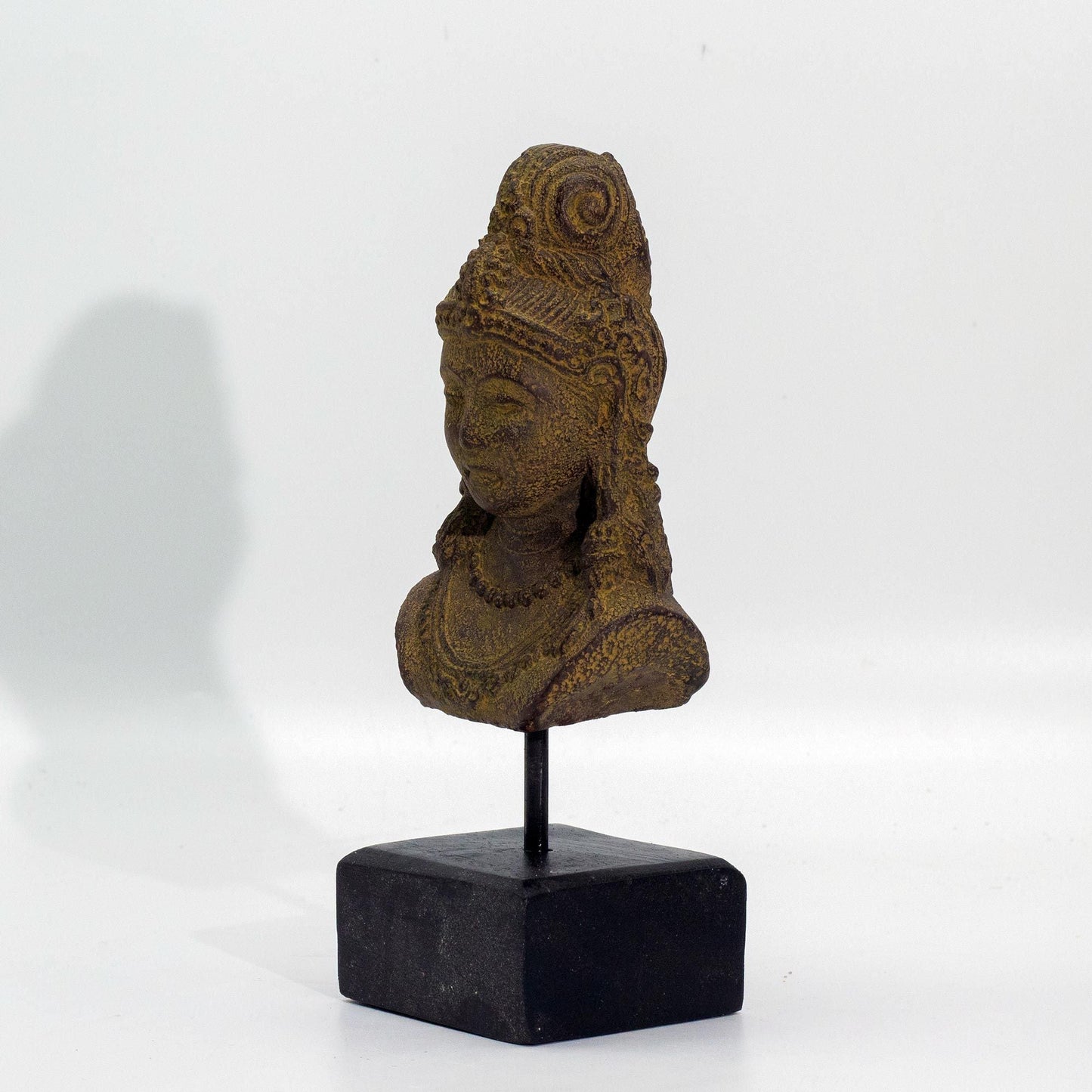 Betonstatue „Java Princess“ – 25x11x11 CM, dekorative Büste einer javanischen Prinzessin aus Beton und Jempinis-Holz auf schwarzem Sockel