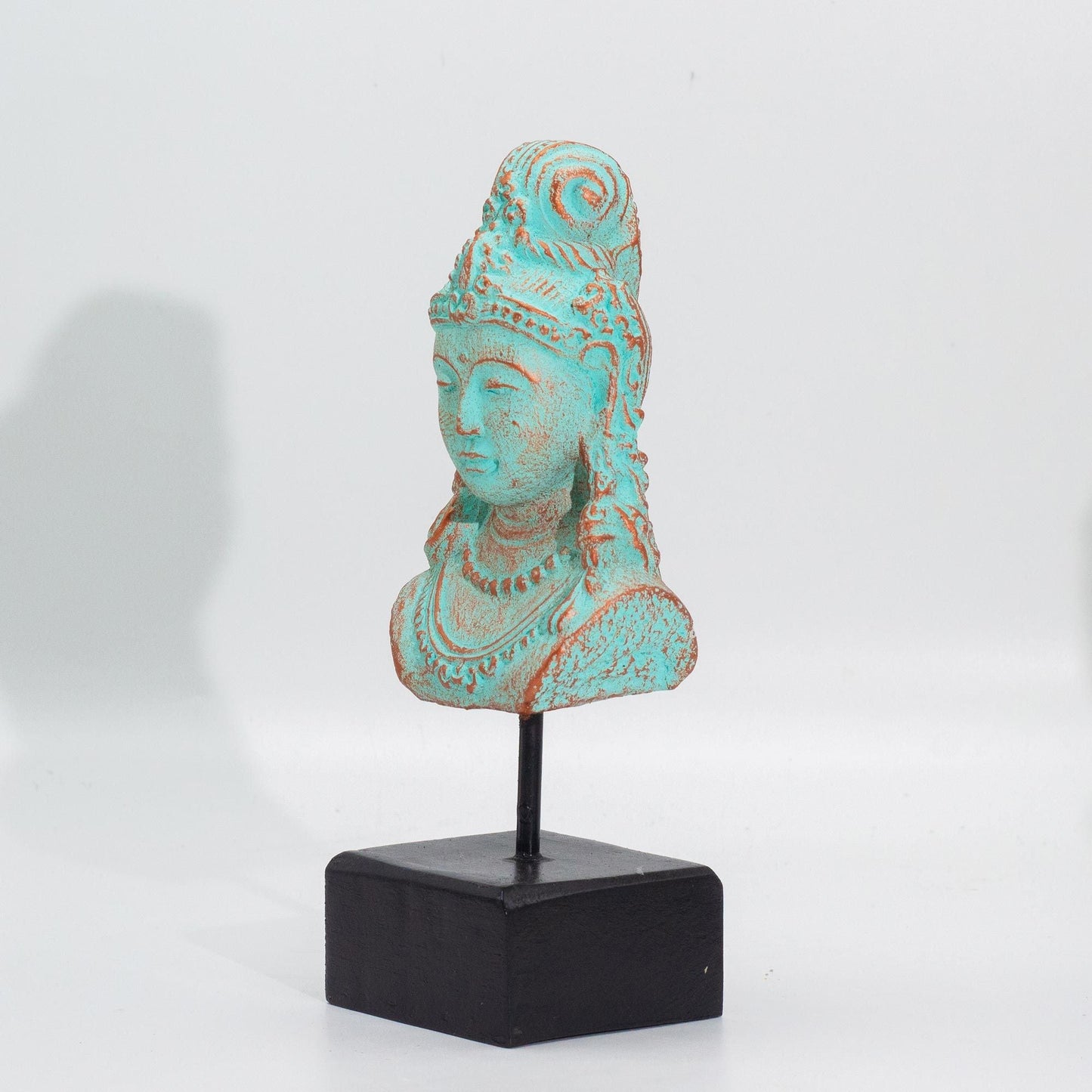 Estatua Princesa de Concreto Jempinis – busto decorativo de 25x11 CM con acabado en cobre verde sobre base negra