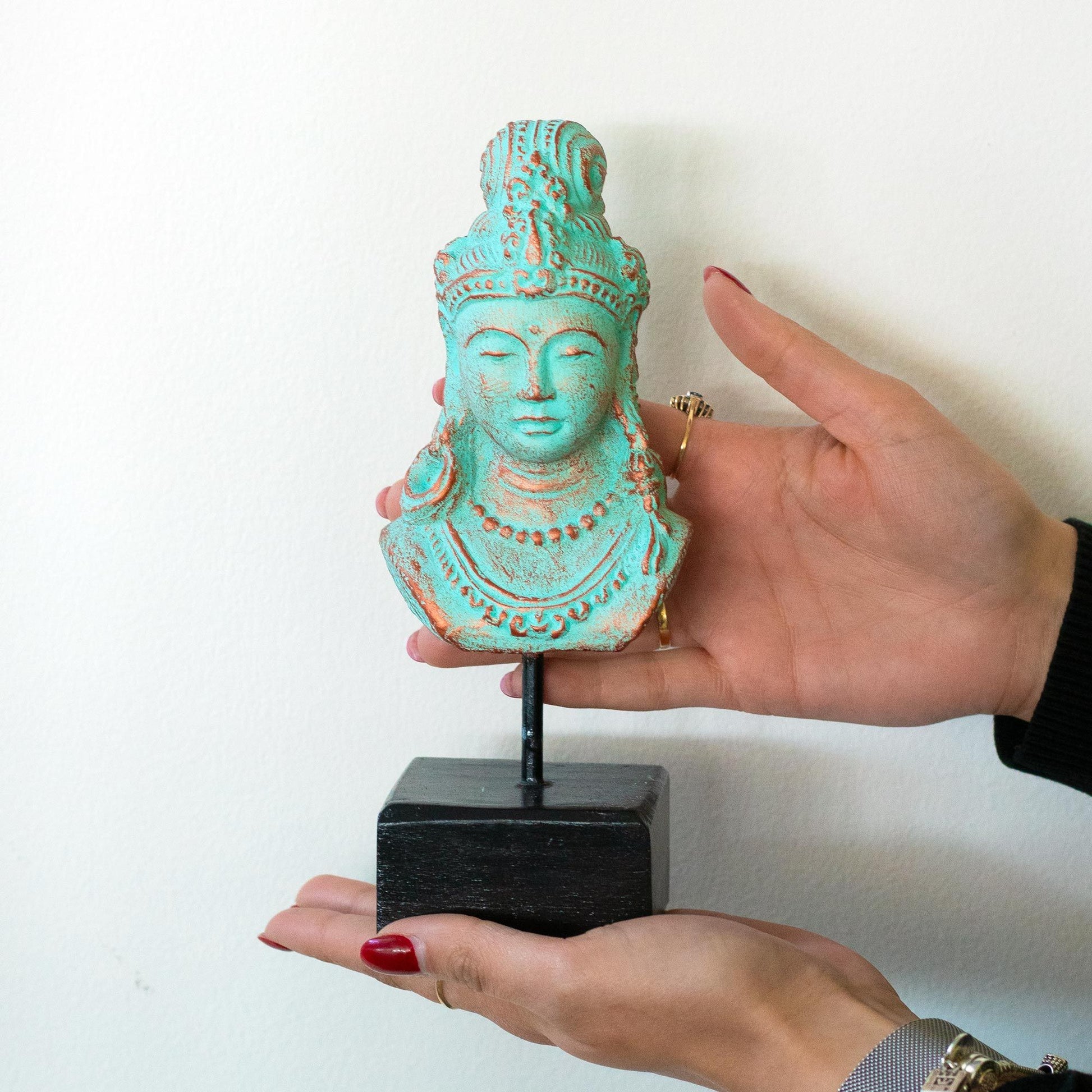 Alt Tag: Estatua de princesa Jempinis de concreto – busto 25x11 CM con acabado verde cobre sobre base, escultura decorativa de concreto y madera