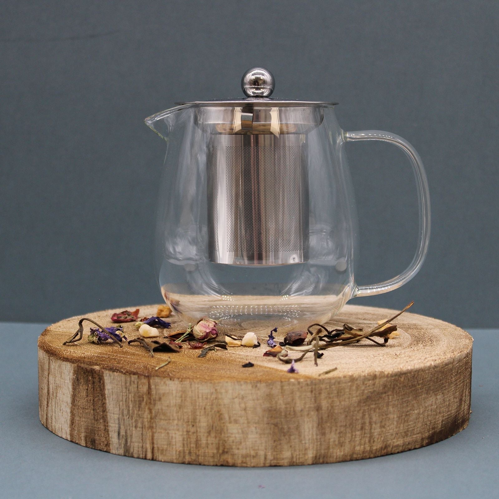 Alt Tag: Contemporary Glass Infuser Teapot – 550ML de vidrio con infusor de acero inoxidable, diseño moderno con tapa, sobre base de madera