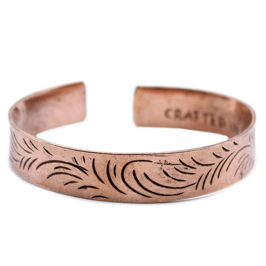 Alt-Tag: Tibetisches Kupferarmband – breite Tribal-Wirbel; breites Kupfer-Armreifarmband mit eingravierten, wirbelnden Tribal-Motiven, offenes Armreif-Design