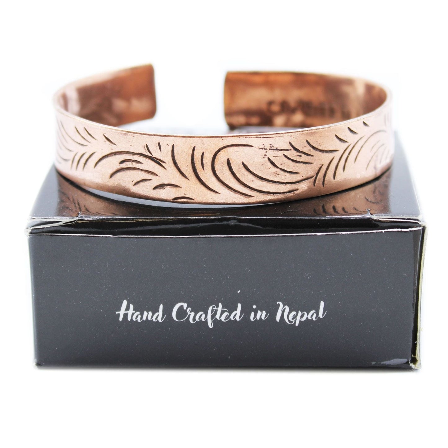 Alt Tag: Tibetanskt armband i koppar – brett kopparcuffarmband med tribala virvlar, brett och etsad dekor med tribala virvelmotiv, handgjort i Nepal