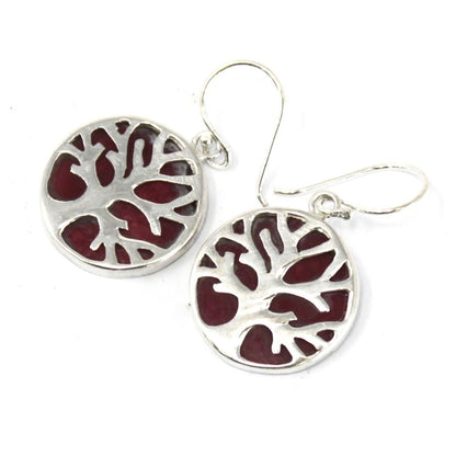 Coral Effect Tree of Life Silverörhängen – 15 MM, runda dinglande silverörhängen med utskuren Tree of Life-design och inlägg med koralleffekt