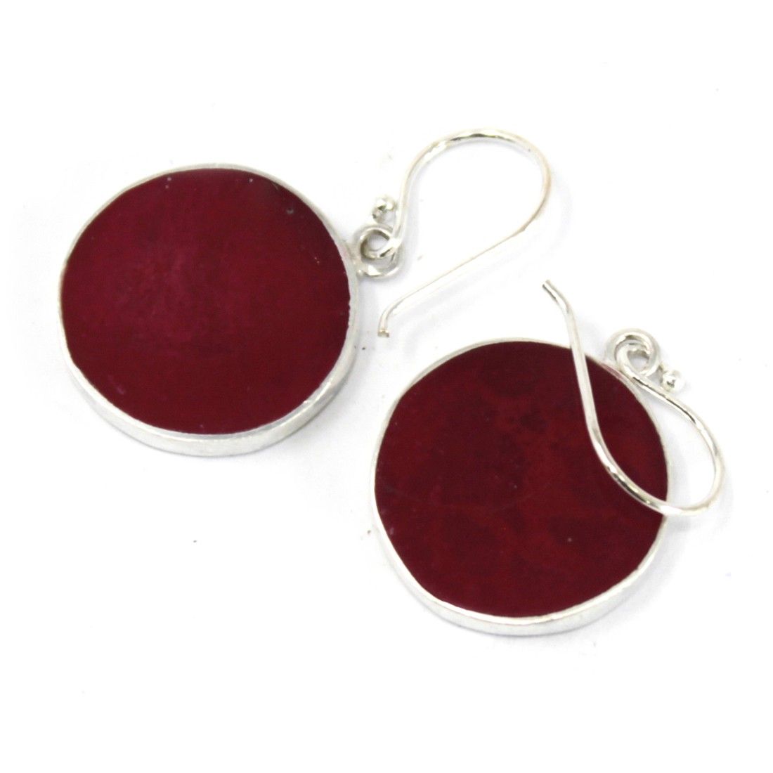 Alt-tagg: Coral Effect Tree of Life Silver Earrings – 15 MM, runda koralleffekt-skivor på 15 mm med silverkrokar, närbild på produkten
