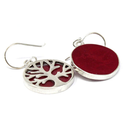 Alt Tag: Coral Effect Tree of Life Silverörhängen – 15 MM, örhängen med krokar i sterlingsilver med röd koralleffekt-oval och utskuren Tree of Life-motiv