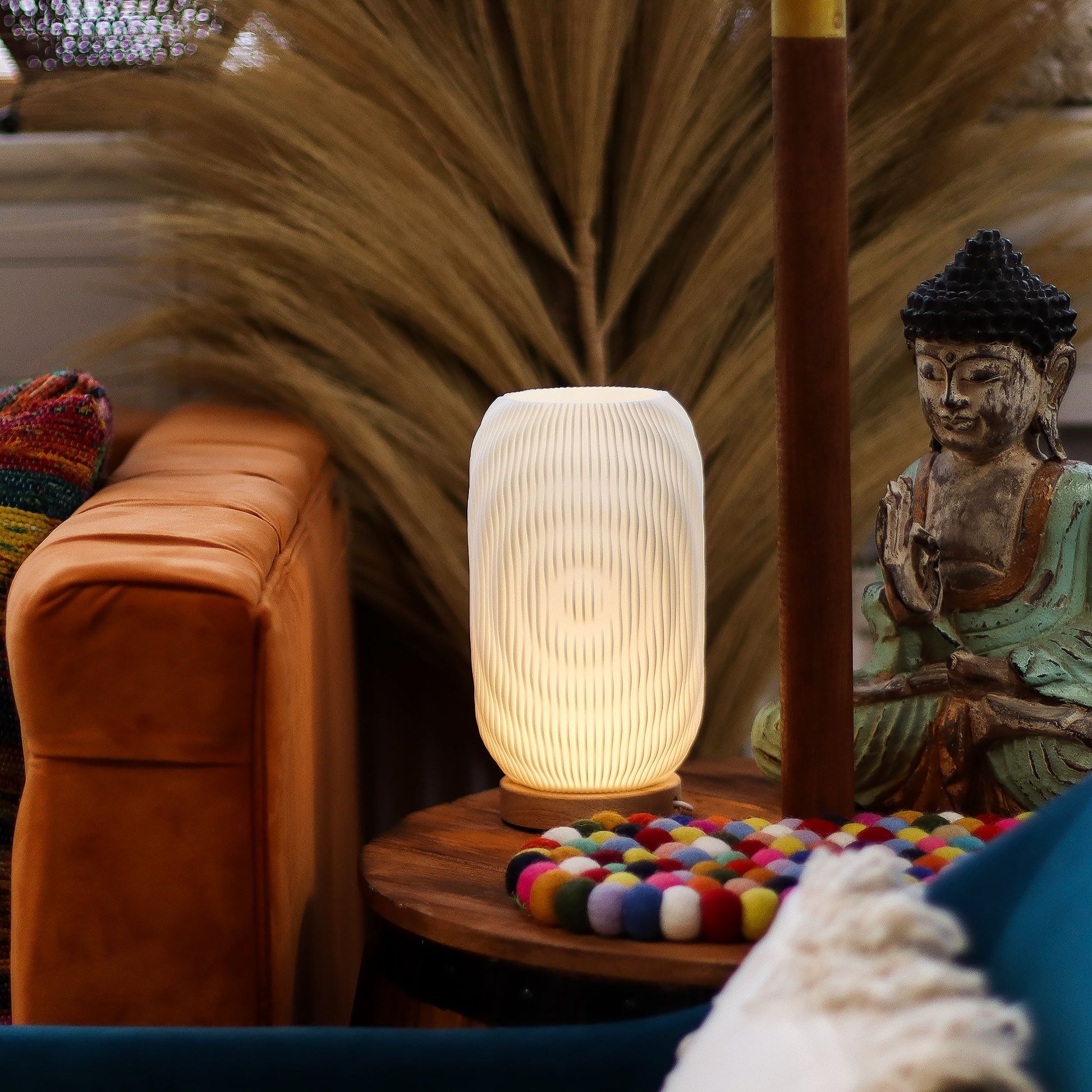 USB-lampa i majsstärkelse-PLA – modern, tvinnad, 23,5 CM på ett sidobord i trä i vardagsrummet, varmt stämningsljus, räfflad tvinnad design