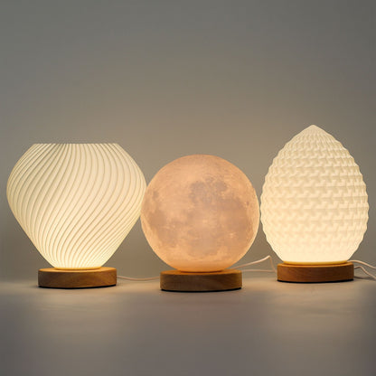 Alt Tag: Cornstarch PLA Moon Lamp – 3 Settings USB con base de madera y luz cálida, lámpara lunar en escritorio junto a dos lámparas decorativas