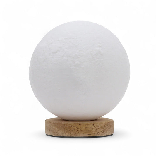 Alt Tag: Cornstarch PLA Moon Lamp – 3 Settings USB sobre base de madera, lámpara esférica con textura lunar