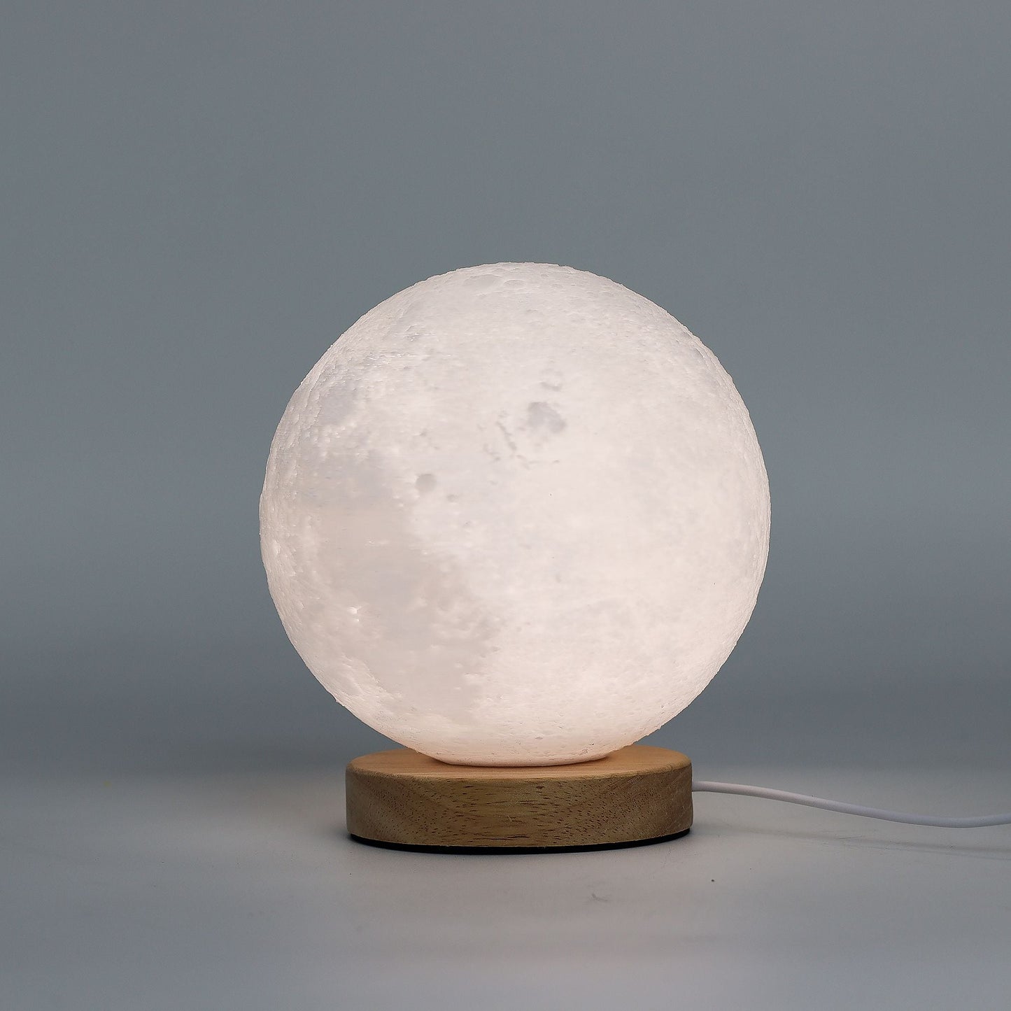 Alt Tag: Cornstarch PLA Moon Lamp – 3 Settings USB, lámpara luna con base de madera y cable USB, luz regulable en tres niveles
