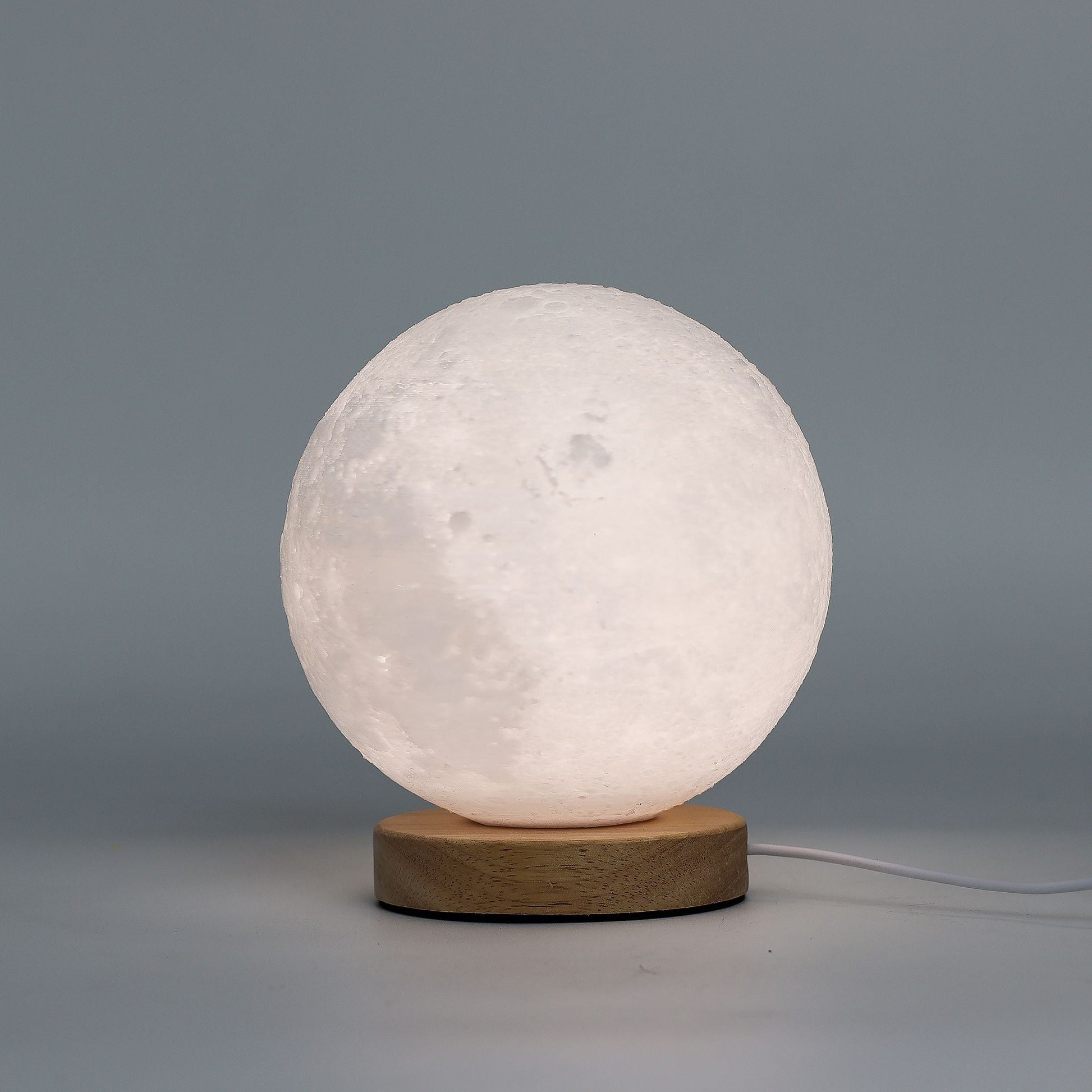 Alt Tag: Cornstarch PLA Moon Lamp – 3 Settings USB, lámpara luna con base de madera y cable USB, luz regulable en tres niveles