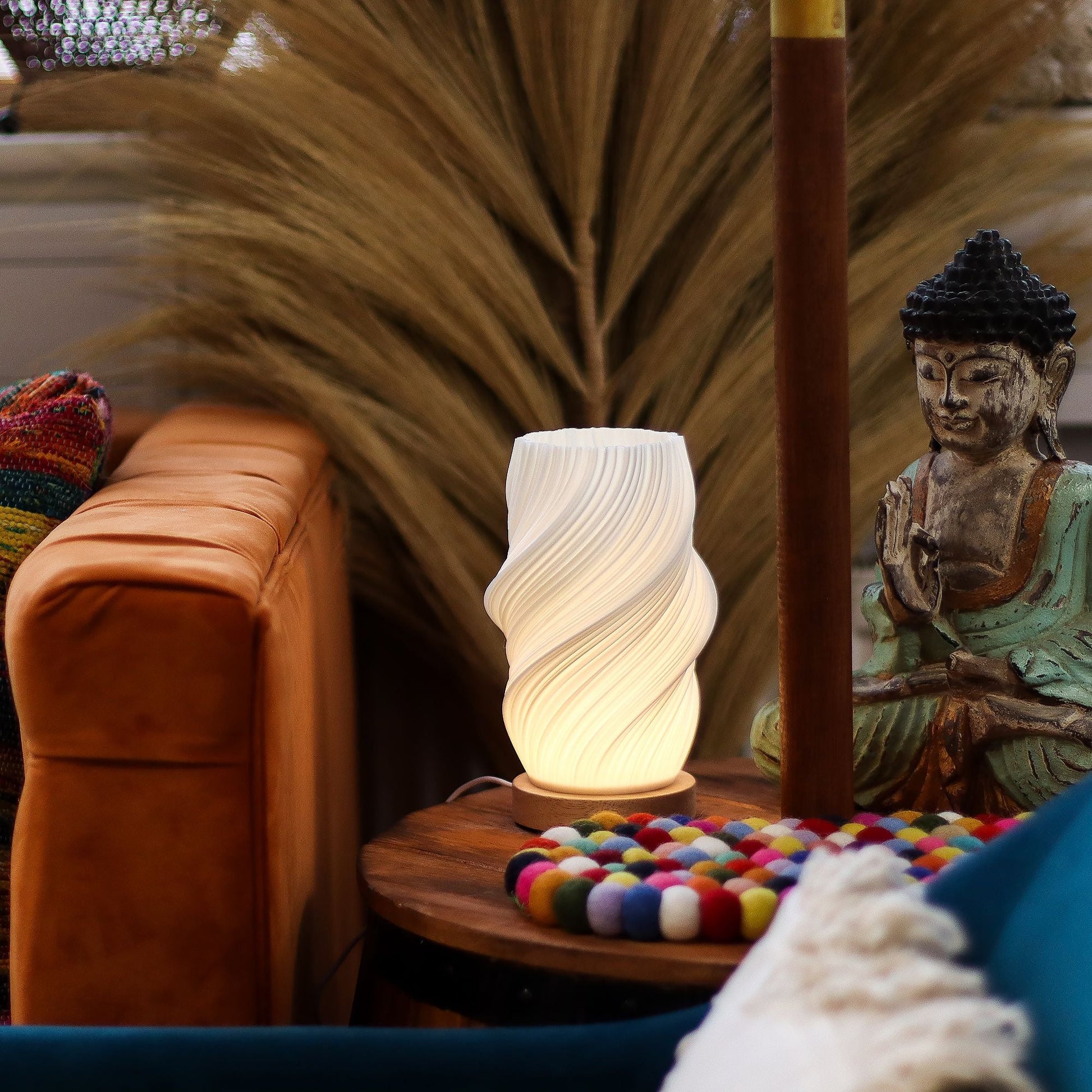 Cornstarch PLA New Wave Lamp – Cloud Twisted encendida sobre mesa auxiliar, diseño de nubes retorcidas en sala moderna