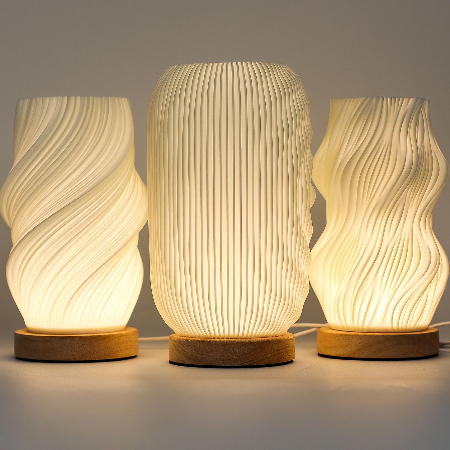 Alt Tag: Cornstarch PLA New Wave Lamp – Cloud Twisted, lámpara de mesa con diseño de nubes retorcidas en PLA de maíz, luz cálida