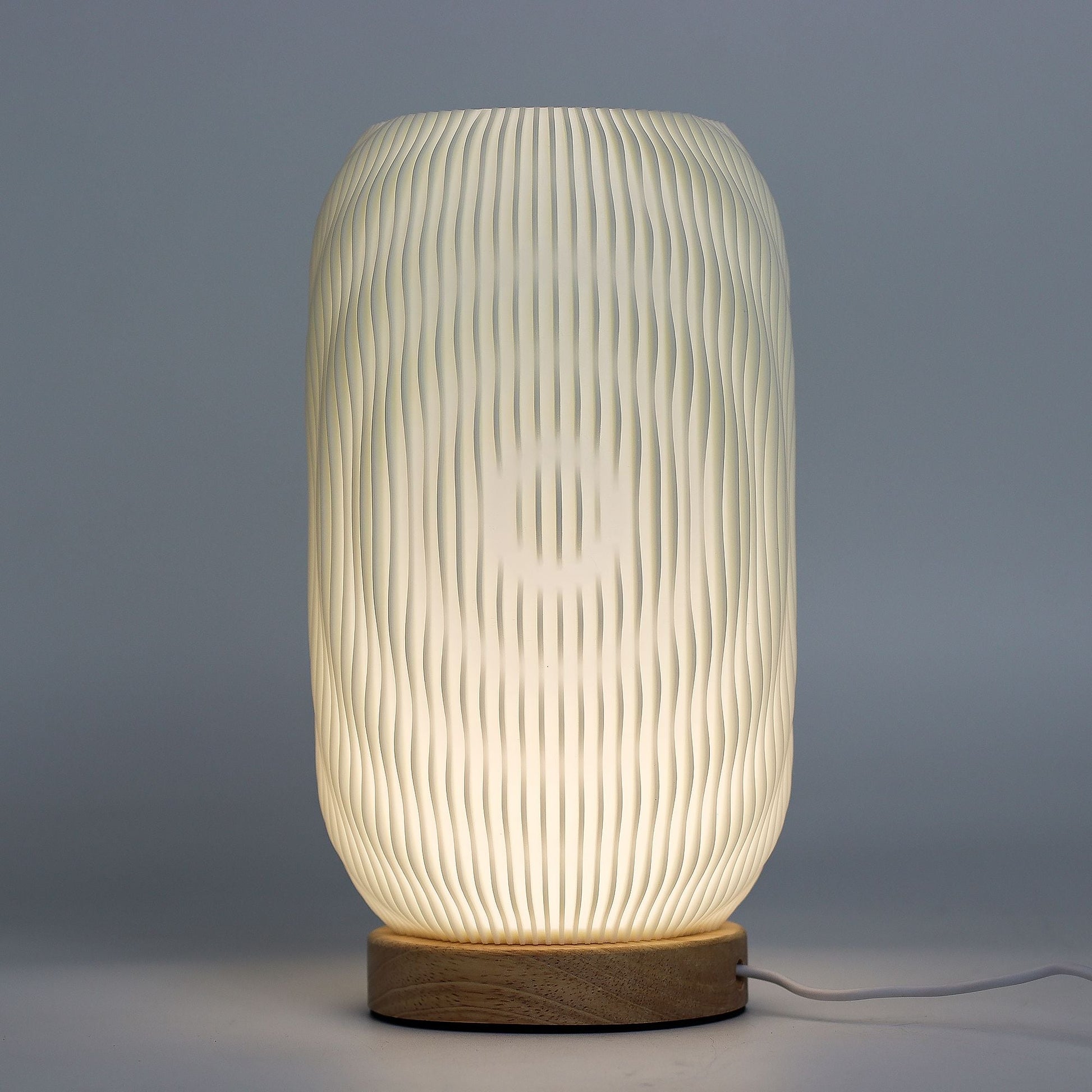 Alt Tag: USB-lampa i PLA av majsstärkelse – Modern Twisted, 23,5 CM räfflad, tvinnad lampskärm på träbas, modern USB-bordslampa