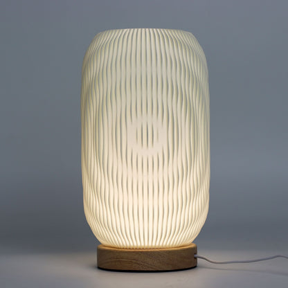 Alt Tag: USB-lampa i PLA av majsstärkelse – Modern Twisted, 23,5 CM räfflad, tvinnad lampskärm på träbas, modern USB-bordslampa