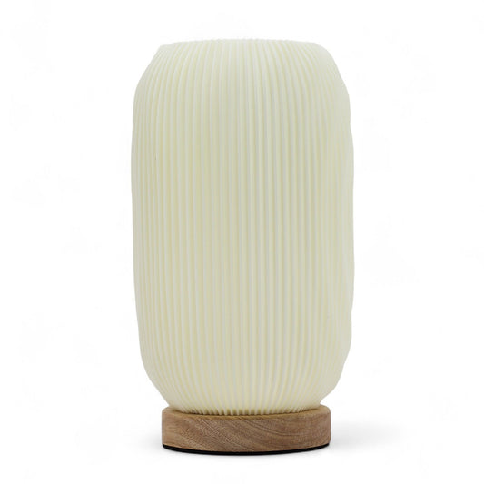 Alt Tag: Cornstarch PLA USB Lamp – Modern Twisted, 23.5 CM, lámpara de mesa blanca acanalada con base de madera