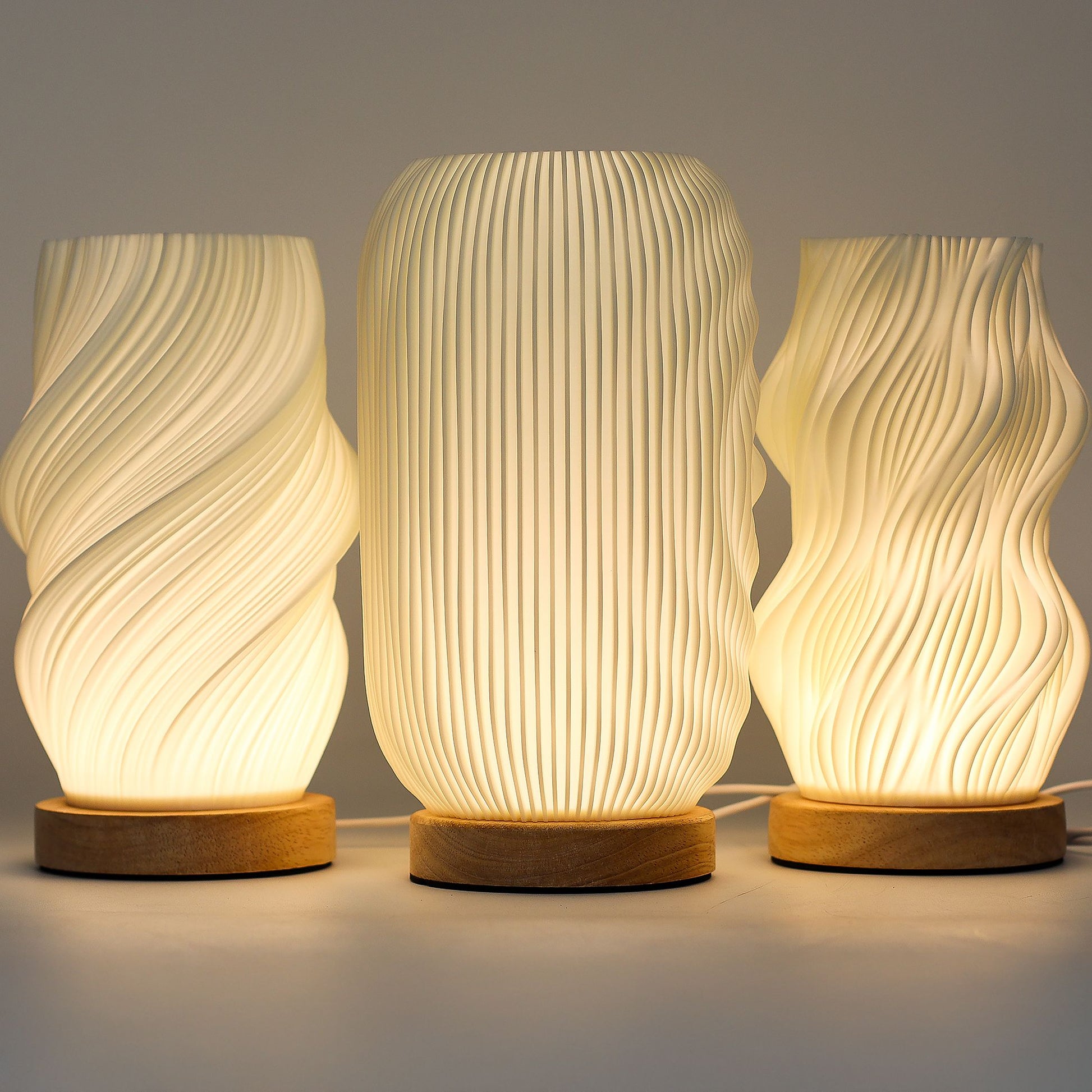 Alt Tag: USB-lampa i majsstärkelsebaserad PLA – Modern Twisted, 23.5 CM, modern twisted räfflad lampa med träbas och varmt ljus
