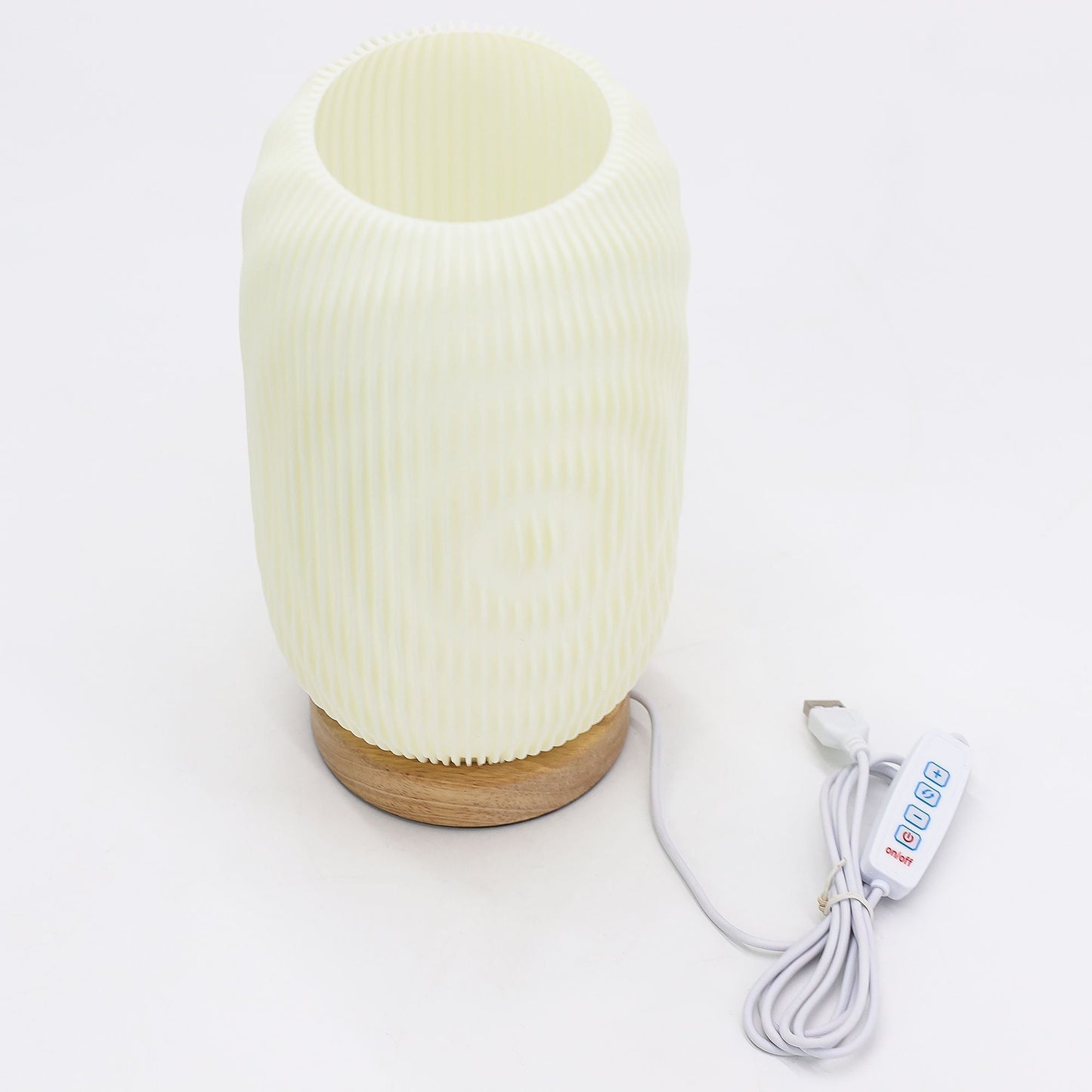 Alt Tag: USB-lampa i majsstärkelsebaserad PLA – modern vriden, 23,5 CM med träfot och USB-kabel med fjärrkontroll, modern räfflad vriden lampa