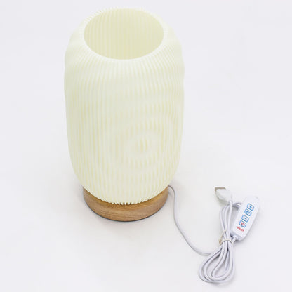 Alt Tag: USB-lampa i majsstärkelsebaserad PLA – modern vriden, 23,5 CM med träfot och USB-kabel med fjärrkontroll, modern räfflad vriden lampa