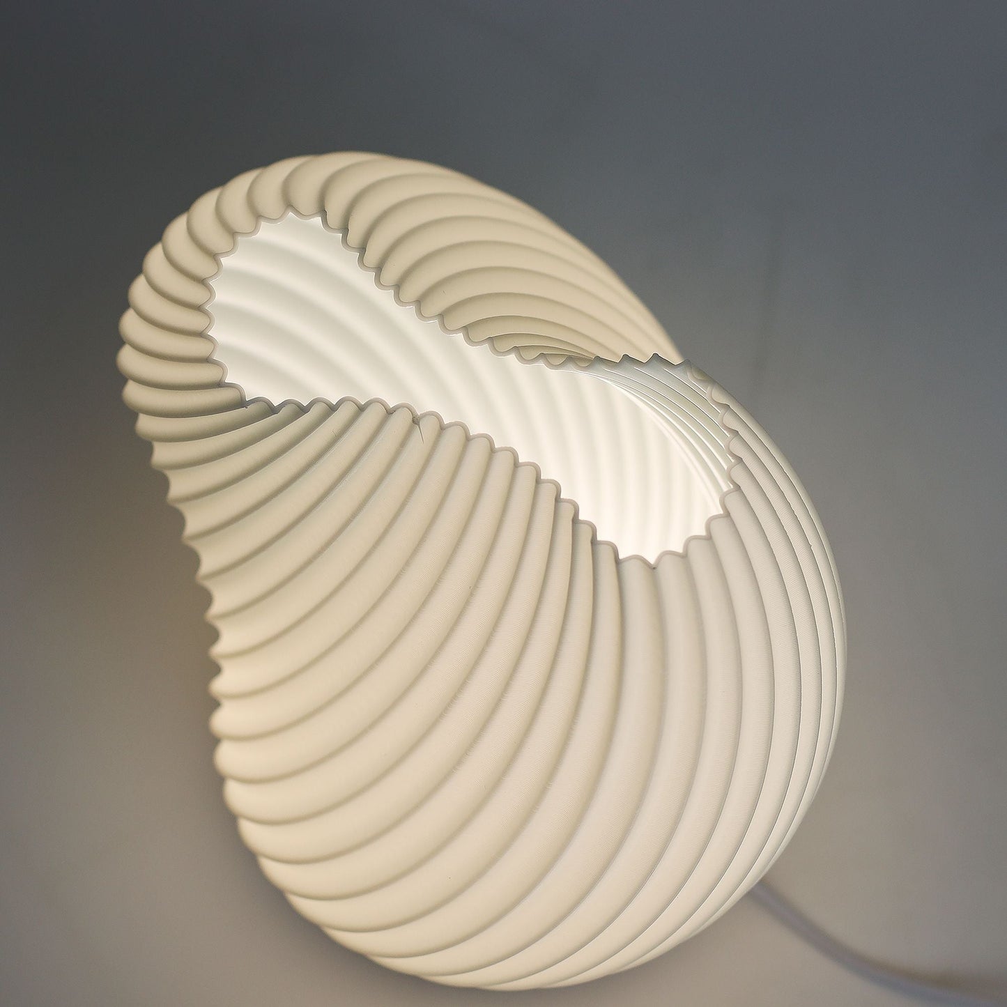 Alt Tag: Cornstarch PLA USB Lamp – Shell Twisted 18x13x17 CM, modern shell-inspired twisted lamp with ribbed design, white light, USB powered