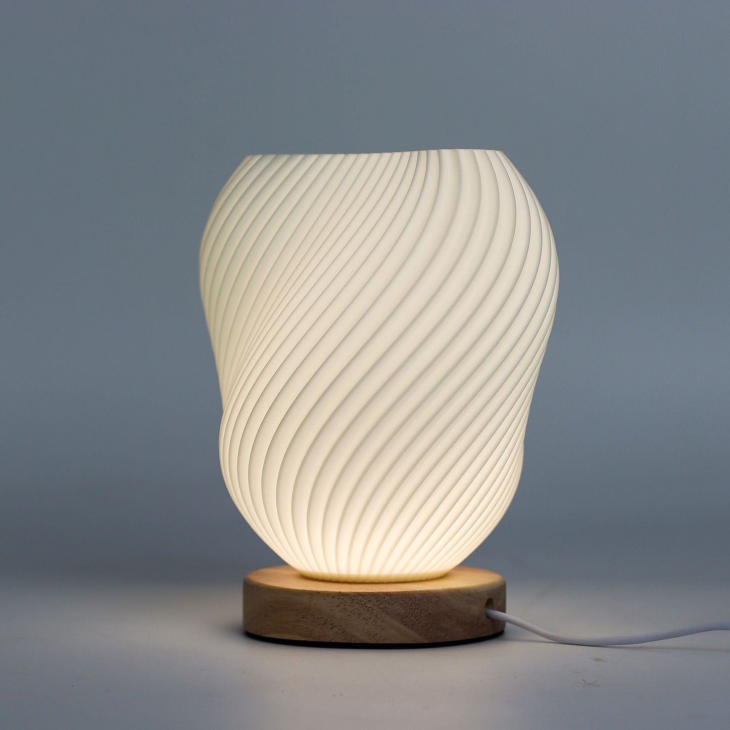 Cornstarch PLA USB Lamp – Shell Twisted 18x13x17 CM, lámpara USB con diseño de concha retorcida, base de madera, luz cálida