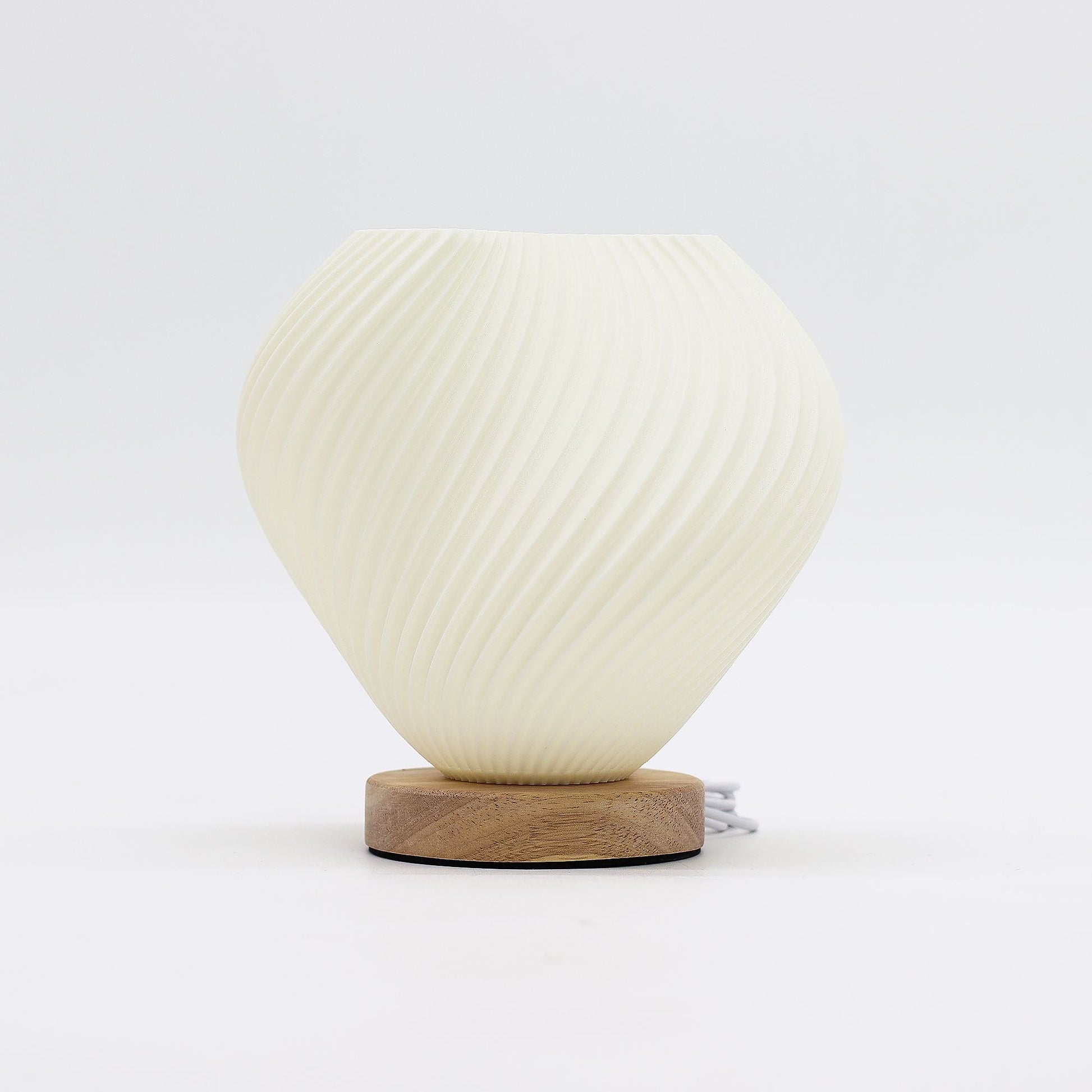 Alt Tag: Cornstarch PLA USB Lamp – Shell Twisted 18x13x17 CM white twisted shell lamp on wooden base with USB cable