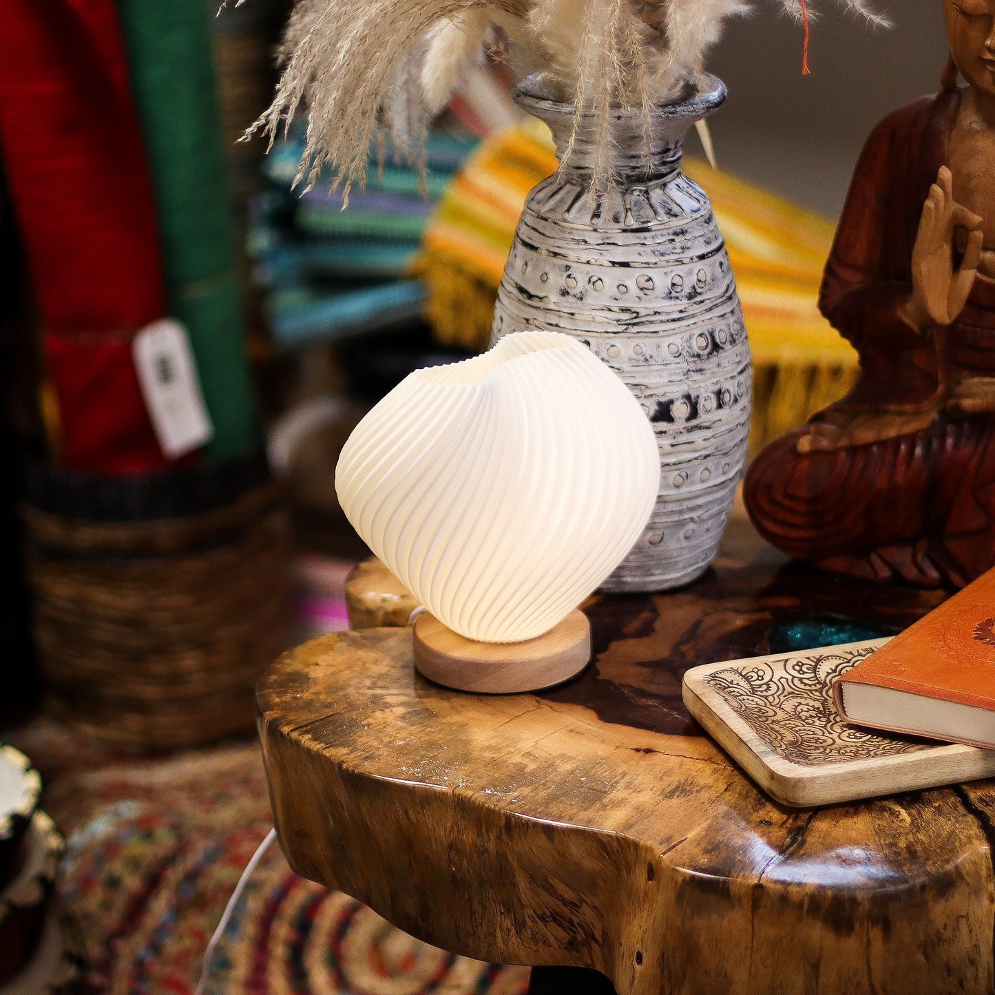 Alt Tag: Cornstarch PLA USB Lamp – Shell Twisted 18x13x17 CM on wooden table, shell-shaped twisted lampshade with ceramic base
