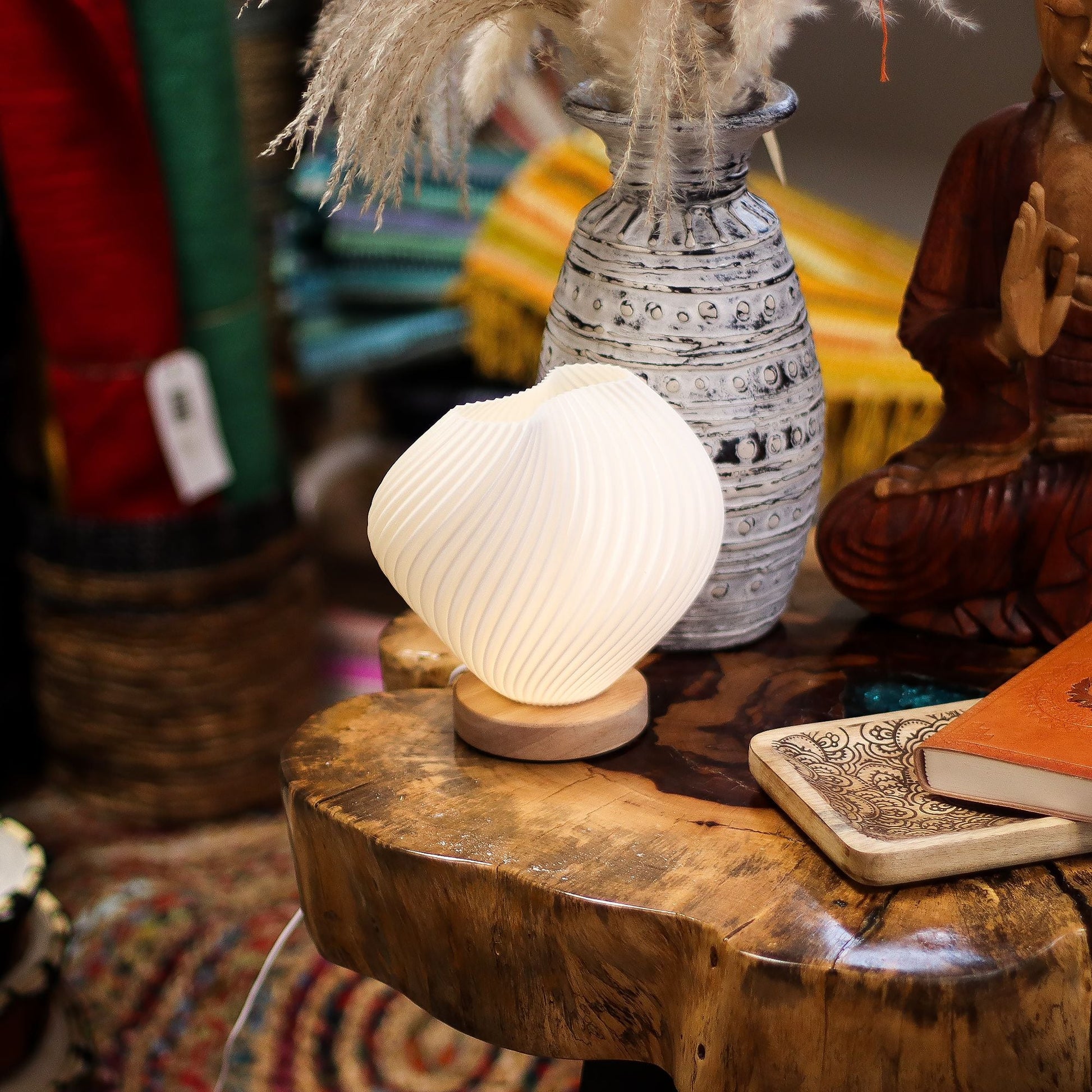 Alt Tag: Cornstarch PLA USB Lamp – Shell Twisted 18x13x17 CM on wooden table, shell-shaped twisted lampshade with ceramic base