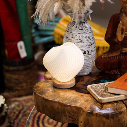 Alt Tag: Cornstarch PLA USB Lamp – Shell Twisted 18x13x17 CM on wooden table, shell-shaped twisted lampshade with ceramic base
