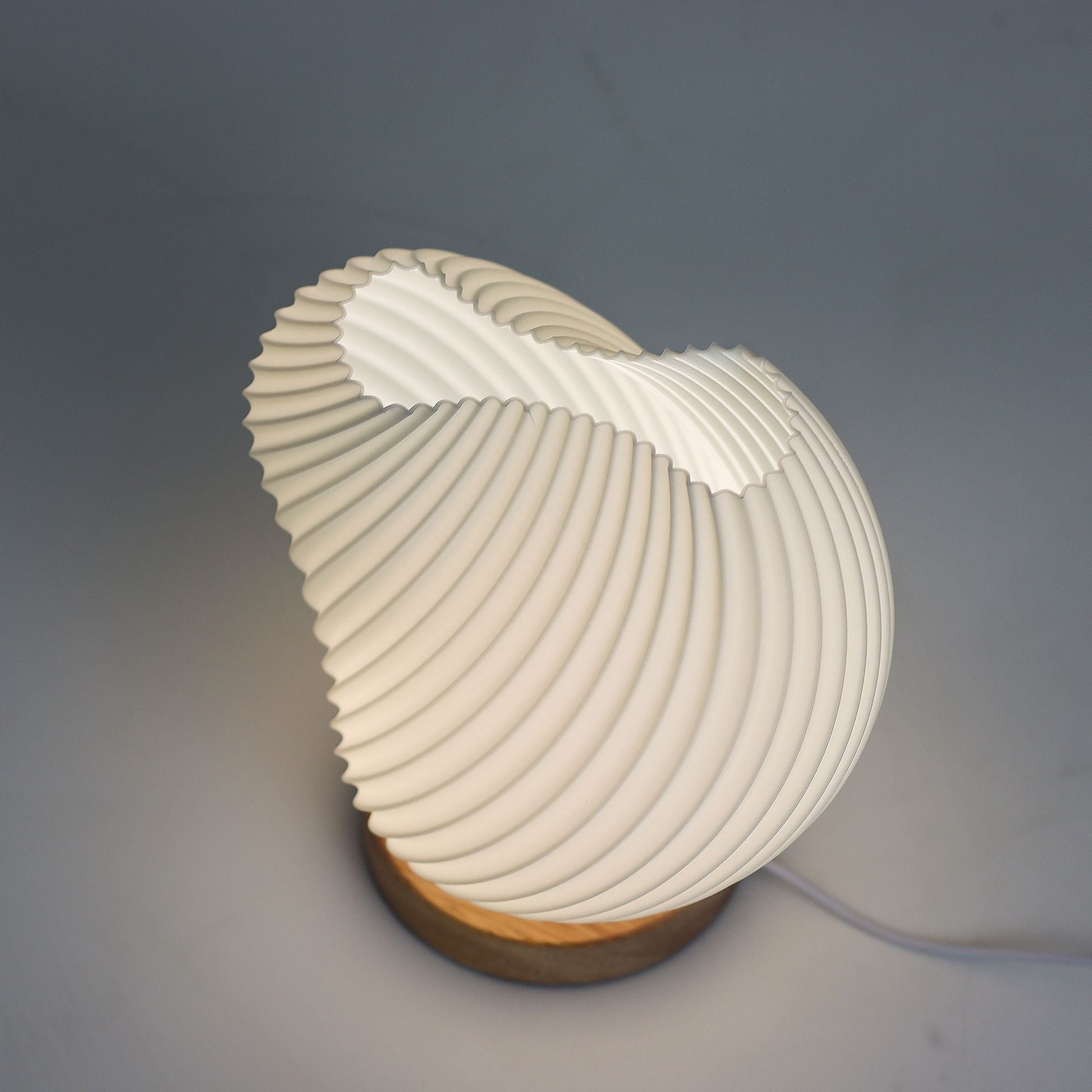 Alt Tag: Cornstarch PLA USB Lamp – Shell Twisted 18x13x17 CM, lámpara USB blanca con diseño concha retorcida sobre base redonda