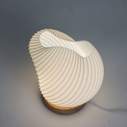 Alt Tag: Cornstarch PLA USB Lamp – Shell Twisted 18x13x17 CM, lámpara USB blanca con diseño concha retorcida sobre base redonda