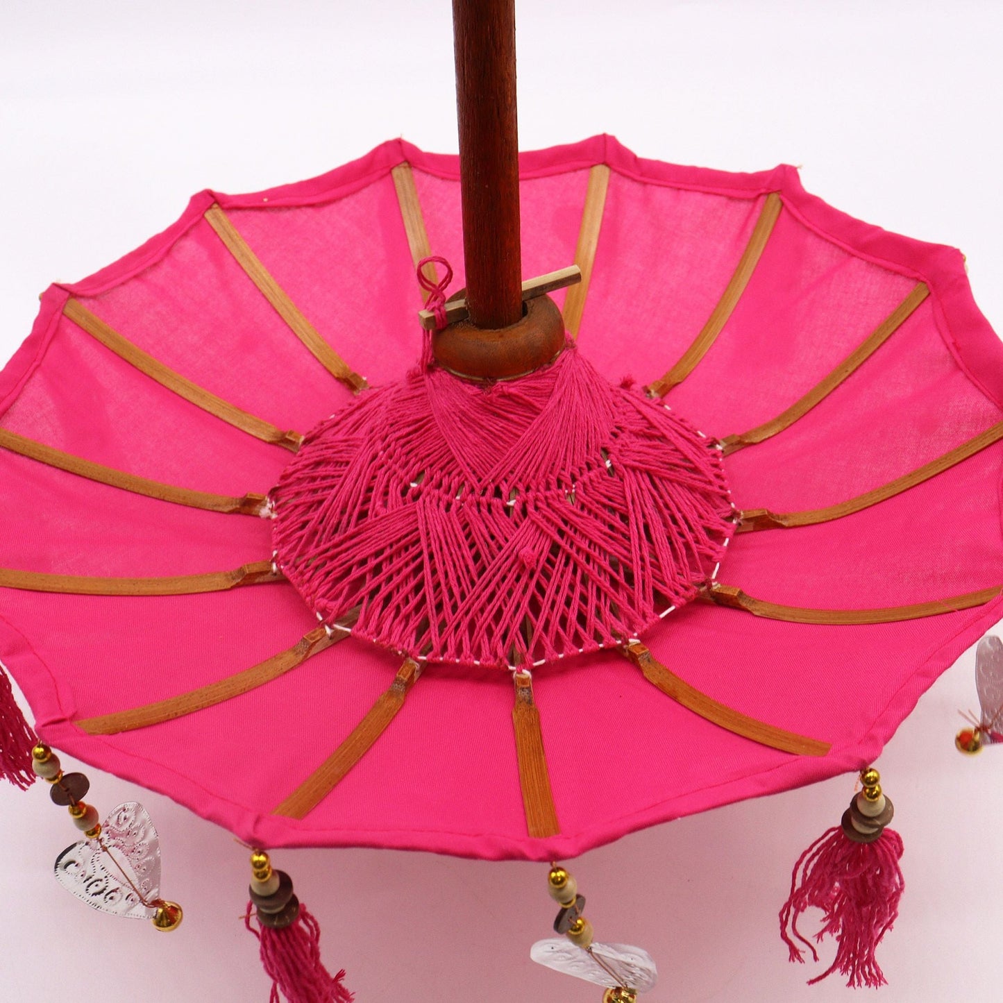 Cotton Bali Decor Parasol – Pink, 40 CM, parasol decorativo rosa de algodón con estructura de madera y flecos colgantes