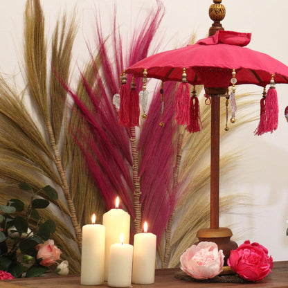 Cotton Bali Decor Parasol – Pink, 40 CM parasol de decoración rosa con borlas, madera y canvas, en estantería con velas y flores
