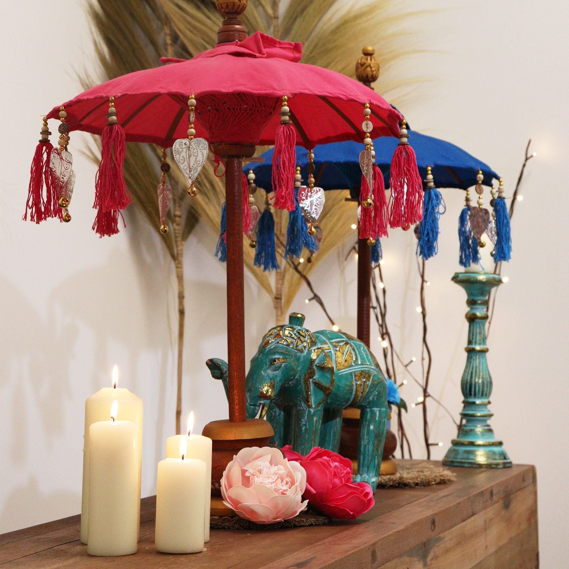 Cotton Bali Decor Parasol – Turquoise 40CM decoración interior con parasol balinés de algodón, borlas y marco de aluminio sobre mesa