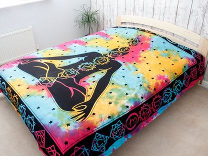 Alt Tag: Cubrecama de algodón – Chakra Buddha 230x200 CM, cubrecama multicolor tie-dye con silueta de Buda meditando y símbolos de chakras para cama doble