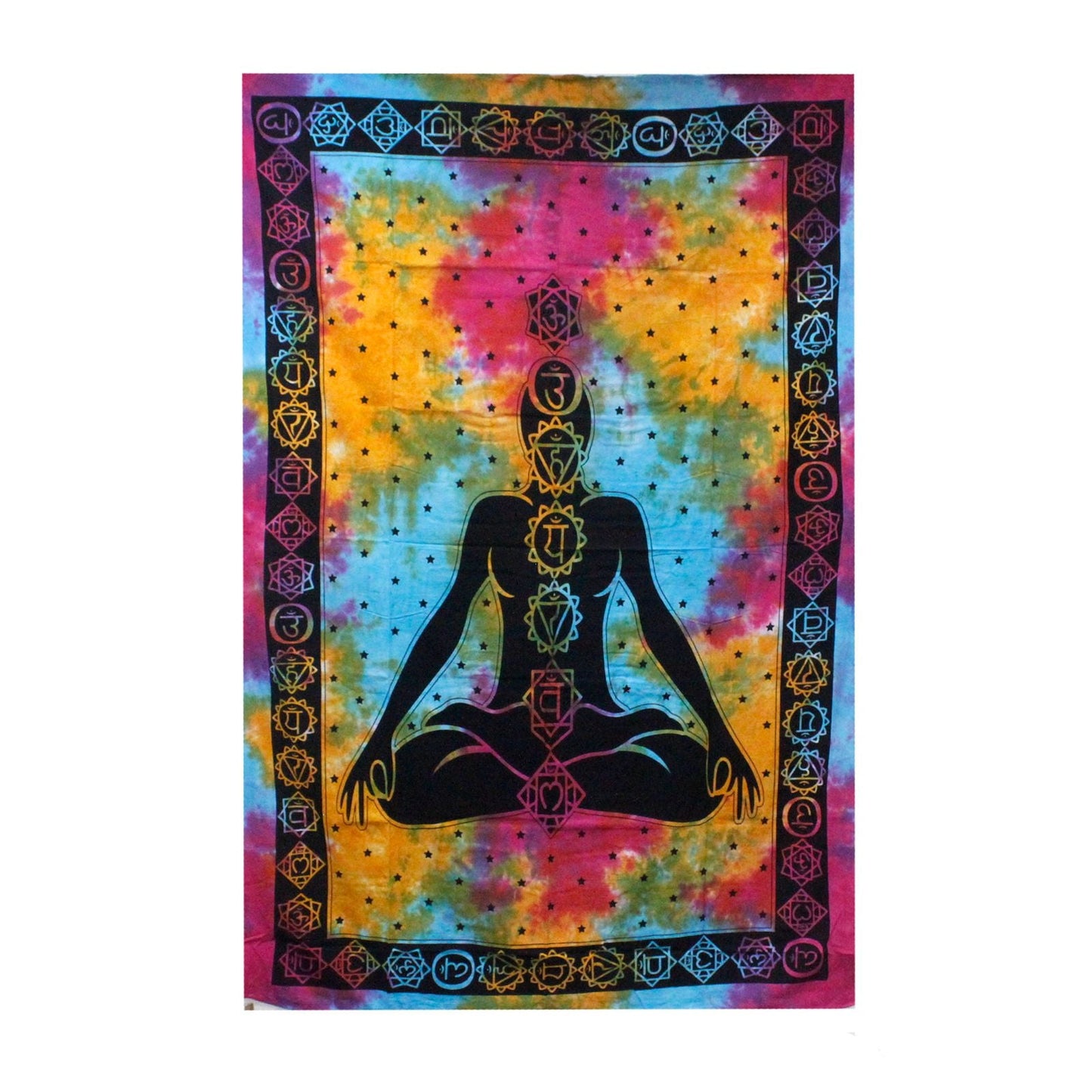 Alt Tag: Colcha de algodón – Chakra Buddha 230x200 CM con fondo tie-dye multicolor, silueta de Buda meditando y borde con símbolos de los chakras