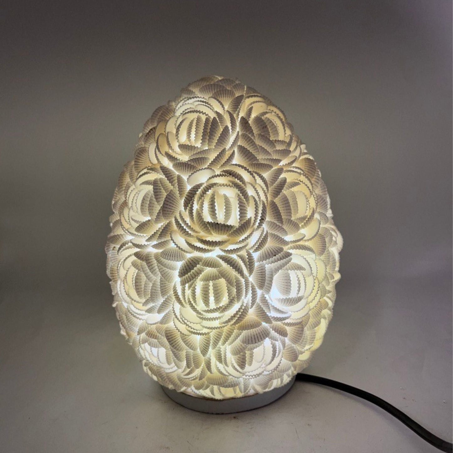 Alt Tag: Cotton Boho Seashell Lamp – Rose Oval 20CM, lámpara de mesa oval rosa 20 cm de algodón y conchas naturales con luz cálida