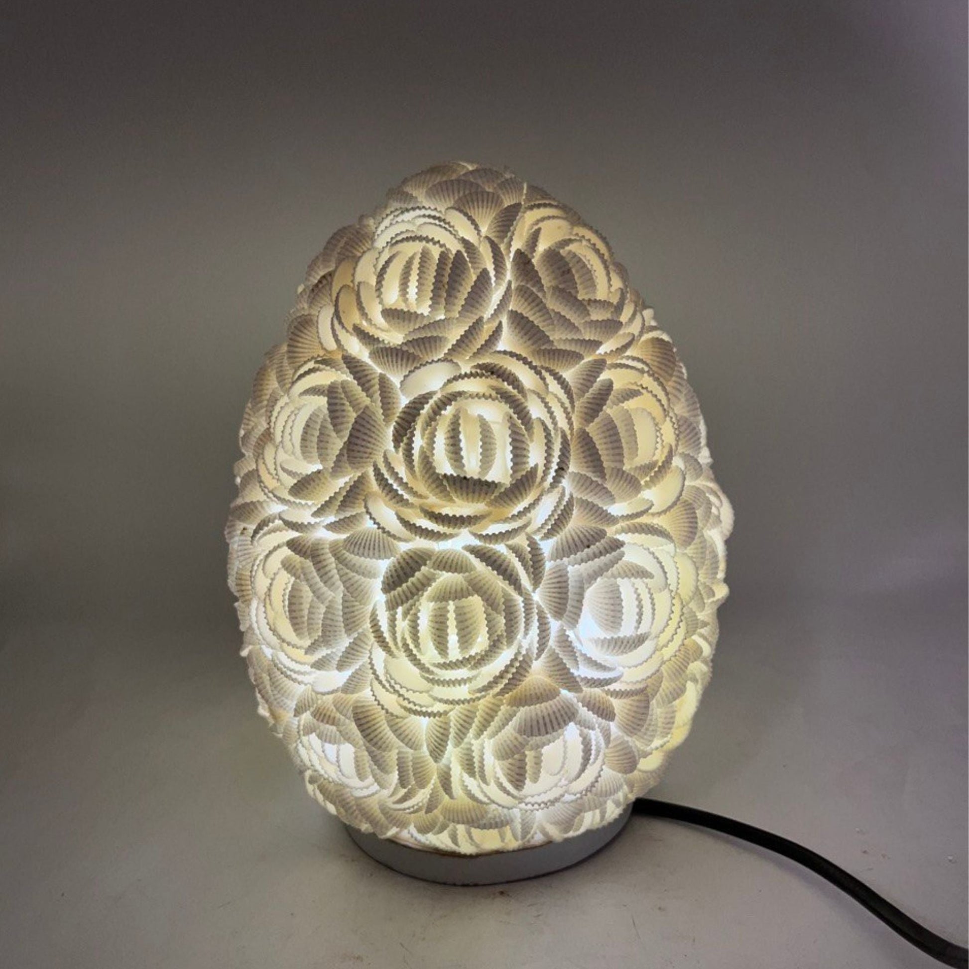 Alt Tag: Cotton Boho Seashell Lamp – Rose Oval 20CM, lámpara de mesa oval rosa 20 cm de algodón y conchas naturales con luz cálida