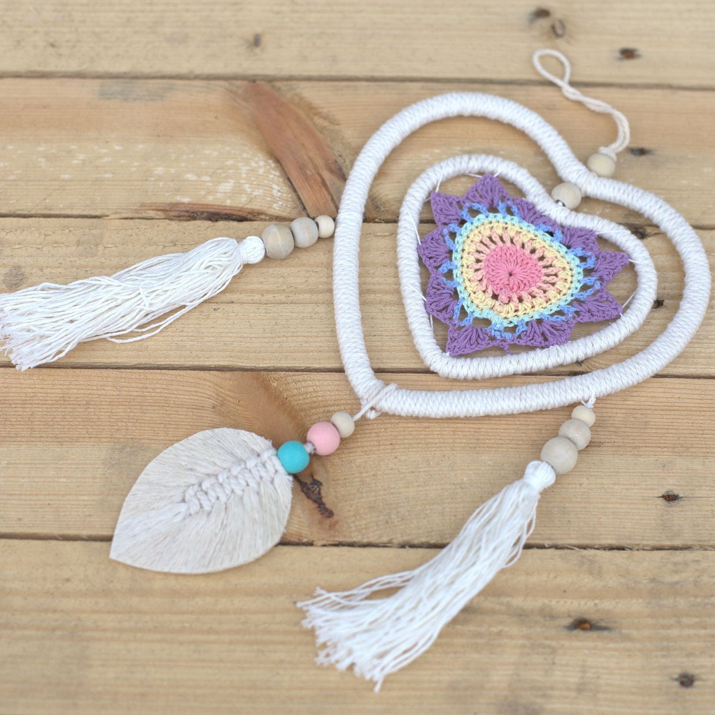 Alt Tagg: Cotton Dream Catcher – Medium Multi Heart Design, vit drömfångare i bomull med hjärtform, virkad mitt, träpärlor och tofsar, 35x19 cm