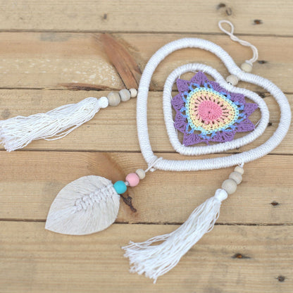 Alt Tagg: Cotton Dream Catcher – Medium Multi Heart Design, vit drömfångare i bomull med hjärtform, virkad mitt, träpärlor och tofsar, 35x19 cm